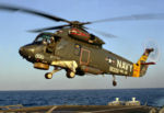 Trực thăng Kaman Seasprite của Hải quân Hoa Kỳ đang hạ cánh trên tàu chiến