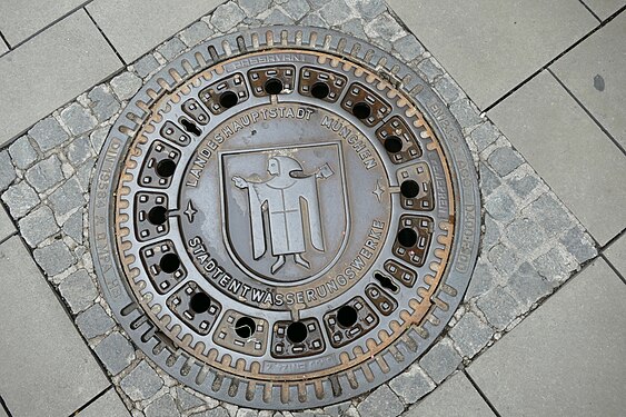Manhole cover with coat of arms in Munich
