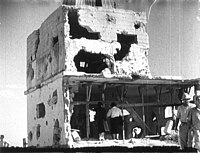 Razrušena zgrada nakon rata (lijevo). Situacija je tijekom sukoba bila kaotična: u lipnju 1948., sama izraelska vlada je bombardirala brod Altalenu koji je prevozio oružje za Irgun, ekstremističku židovsku paravojnu formaciju, jer je na snazi bio zakon da samo IDF smije dobivati isporuku naoružanja (desno)[38]