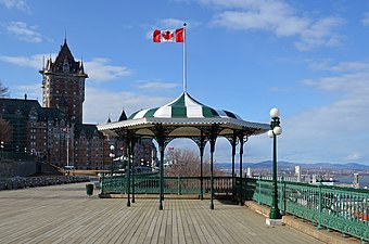 View of Dufferin terrace with a kiosk in front of Château Frontenac - Québec