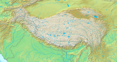 Mapa konturowa Wyżyny Tybetańskiej, u góry po lewej znajduje się czarny trójkącik z opisem „Szczyt Karola Marksa”