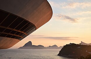 Le musée d'Art contemporain de Niterói et l'entrée de la baie de Guanabara, avec, en arrière-plan, le mont du Pain de Sucre, Botafogo (quartier de Rio de Janeiro) et le Christ Rédempteur. (définition réelle 5 800 × 3 751)