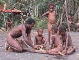 Nadius de Vanuatu encenent foc.