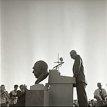 אופנהיימר נואם במהלך ביקור בישראל, 1966. בוריס כרמי, אוסף מיתר, הספרייה הלאומית