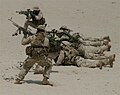 SEALs durant un entrenament de combat directe en desert.