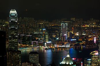Vista noturna do Porto de Vitória e Kowloon a partir de The Peak, Hong Kong, China. (definição 4 288 × 2 848)