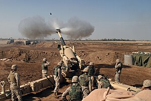 Felluce'de 155 mm obüs atışı yapan ABD askerleri