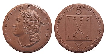 Medalha comemorativa de porcelanato marrom do aniversário de 225 anos da fábrica de porcelana em Meissen, celebrado em 1935. O anverso representa o retrato de Johann Friedrich Böttger, o inventor do grês que leva seu nome. O reverso mostra o emblema típico de espadas cruzadas da cerâmica de Meissen e as datas do jubileu (definição 3 717 × 1 961)