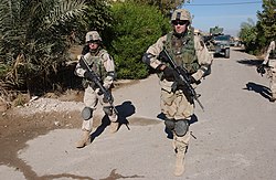 Патруль подразделения из состава 1-й пехотной дивизии в Ираке, ноябрь 2004 г.