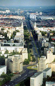 Карл-Маркс-аллее. На переднем плане площадь Штраусбергер-плац, на заднем плане видны башни на площади Франкфуртер-Тор