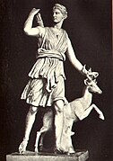 Diana, posiblemente una copia de un original de Leocares (Museo del Louvre). Nótese como el ropaje y el paisaje vegetal se usan para sostener la figura.