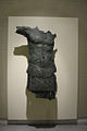 Estatua de bronce de emperador romano thoracato (con coraza), preveniente del escollo de Rompetimones, al este del islote de Sancti Petri, Museo de Cádiz. Fines del siglo I d. C., comienzos del II d. C.