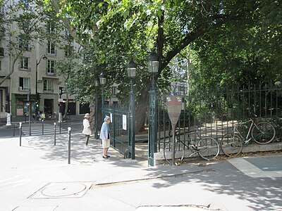 Entrée du parc des Buttes-Chaumont à l'angle de l'avenue Simon-Bolivar et de la rue Botzaris.