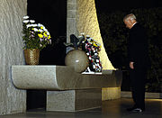 メモリアルゾーンの殉職者慰霊碑に献花するアメリカ合衆国国防長官ロバート・ゲーツ