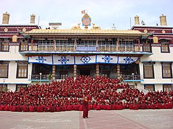 Helyi nevén: སེ་ར་ཐེག་ཆེན་གླིང་། Szerzetesek a Szera kolostor Szera Me Tracang főiskolája előtt Indiában, 2006. decemberében.