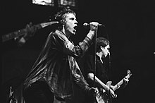 Membri dei Sex Pistols in concerto. Da sinista a destra, il cantante Johnny Rotten e il chitarrista elettrico Steve Jones