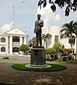 Monumento ni Wenceslao Vinzons sa atubangan kan Kapitolyo kan Camarines Norte