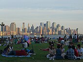 Firande av USA:s nationaldag, "Fourth of July", i Sinatra Park i Hoboken, New Jersey, med utsikt mot Manhattans skyline.