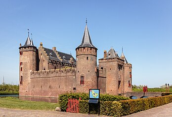Muiderslot, um castelo medieval situado em Muiden, Holanda do Norte, construído por volta de 1285, restaurado a partir de 1370 e um museu nacional desde 1878. Foi construído em 1370 na foz do rio Vecht, onde deságua no que costumava ser o Zuiderzê (Mar do Sul), a uns 15 quilômetros a sudeste de Amesterdã. É um dos castelos mais conhecidos dos Países Baixos e apareceu em muitos programas de televisão ambientados na Idade Média. O Muiderslot e a fortaleza ao seu redor ainda são propriedade do Estado. (definição 4 908 × 3 362)