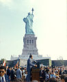 ریچارد نیکسون در حال سخنرانی، سپتامبر ۱۹۷۲، خمیدگی پای راست مجسمه که نشان دهنده حالت قدم‌زن رو به جلوی آن است، مشهود می‌باشد.