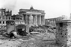 Brandenburgin portti raunioiden keskellä, Berliini kesäkuussa 1945.