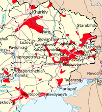 Vänster: Stora delar av östra Ukraina har en betydande andel etniska ryssar (rött, år 1994). Höger: De ungefärliga gränslinjerna mellan Ukrainas och utbrytarrepublikernas territorier tidigt 2015, i samband med fredsförhandlingar i Minsk.