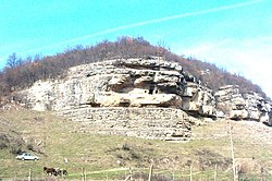保加利亞奧帕卡市Krepcha村附近的岩洞修道院。這裡有著目前已知最早的、刻於西元921年的西里爾字母刻石[11]