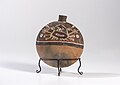 Cantil de cerâmica redondo, datado entre 1 e 700 da coleção pré colombiana da Casa Museu Eva Klabin.