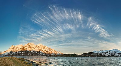 Bagian muka awan Cirrus fibratus di langit malam nang kaya kalihatan di atas Austnesfjorden matan Sildpollneset di Austvågøya, Lofoten, Norwegia pas April 2015 .