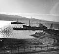 אוניית סוחר קשורה ברציף הנמל באילת וברקע פריגטה, 1957