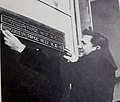משה טבק מדביק שלט לציון השקת אח"י חץ (סער 3), 16 בדצמבר 1969.