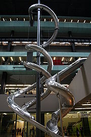 Carsten Höller. Teszt terület, 2006, Tate Galéria tárlatán. A látogatók akár 5 emeletet is lecsúszhatnak.