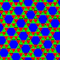 Одна з 8 напівправильних мозаїк (якщо нехтувати кольори: p6). Вектори паралельного перенесення трохи зміщені відносно напрямків нижньої шестикутної ґратки візерунка