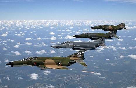 F-4 Phantom II'un formasyon uçuşu. Amerika Birleşik Devletleri Hava Kuvvetleri'nin 50. kuruluş yıl dönümü olan 1997 yılından beri gerçekleştirilmekte olan miras uçuş gösterisinde. (Florida, 12 Şubat 2002). (Üreten: USAF)