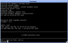 Captura de pantalla d'inici de sessió d'emulació VAX 4.3 BSD UWisc en blanc i negre