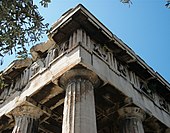 Hefaistos tempel i Hefaistosentablatur i Aten, som visar dorisk fris med skulpterade metoper.