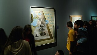 Crianças na exposição Dalí no Museu Sakıp Sabancı, Istambul