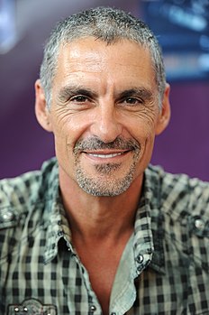 L'acteur sud-africain Cliff Simon. (définition réelle 2 832 × 4 256)