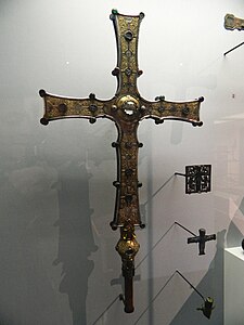 Den irske prosesjonskrossen Cross of Cong er framstilt i urnesstil. Attom bergkrystallen i krossmidten låg ei flis av Kristi eige kross (fotografiet syner ein museumskopi av krossen).