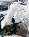 Fennoscandia hieme ex satellite visa. Sinus Bothniae et Mare Album glacie marina conteguntur.