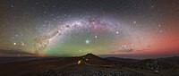 การเรืองแสงของบรรยากาศเหนือหอสังเกตการณ์ดาราศาสตร์ปารานัล (Paranal Observatory)[16]