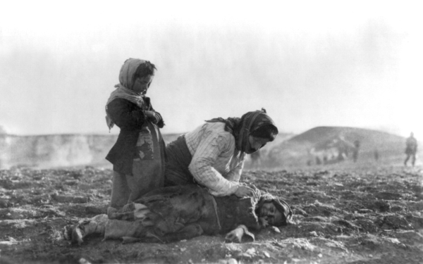 زنی ارمنی در حلب در کنار جسد کودکش زانو زده‌ است