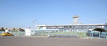 Aéroport de la ville d'Asmara. En troisième plan, la tour de contrôle aérien.