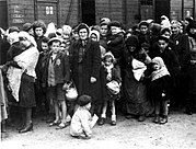 یهودیان در صف انتخاب برای فرستاده‌شدن به آشویتس