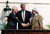 יצחק רבין, יאסר ערפאת וביל קלינטון בעת חתימת הסכמי אוסלו, 13 בספטמבר 1993