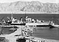 פריגטה אח"י מזנק (ק-32) ואוניות אזרחיות קשורות לרציף הראשון בנמל אילת 1957.