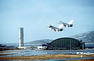 Aviões F-16 no aeródromo militar de Bodø
