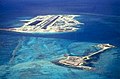 Въздушна снимка на островите Джонстън и Санд. Корабният коридор се вижда в тъмносиньо