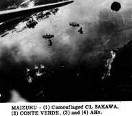 『目で見る舞鶴・宮津・丹後の100年』より、市街地が広がる東舞鶴の全景。昭和初期に撮影。（右）1945年7月、米軍機が撮影した舞鶴空襲時の舞鶴湾。