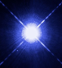 ハッブル宇宙望遠鏡で撮影したシリウスA（中央）とシリウスB（左下）[1]
